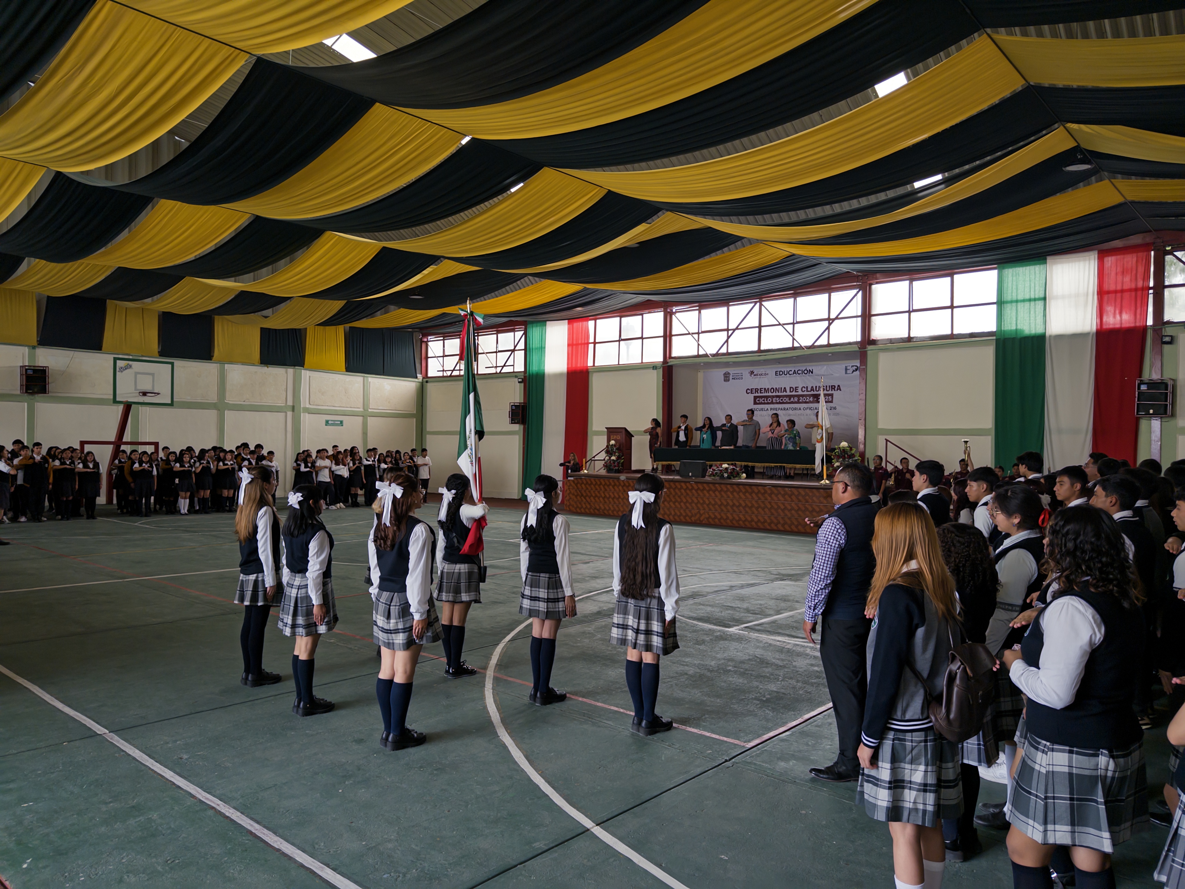 Inicio de la ceremonia con autoridades del plantel.